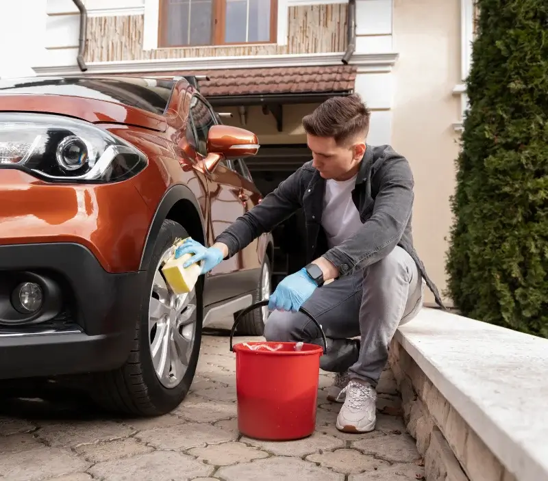Lavage auto à domicile Chalèze : professionnel intervenant sur un véhicule